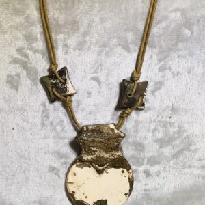 Collier en grès blanc et noir émaillé