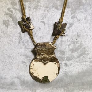 Collier en grès blanc et noir émaillé