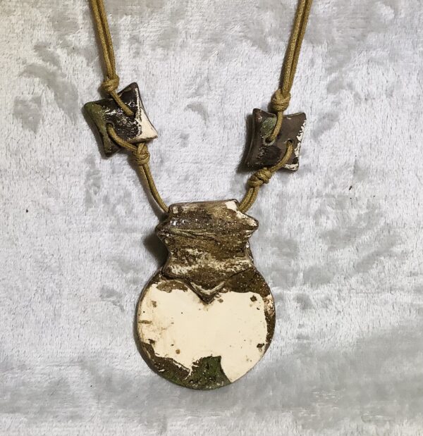 Collier en grès blanc et noir émaillé