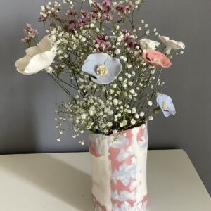 Vase porcelaine nerikomi 3 couleurs contenant des fleurs en porcelaine