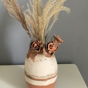 Vase faïence avec fleurs