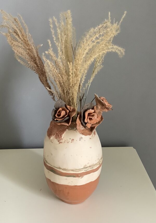 Vase faïence avec fleurs
