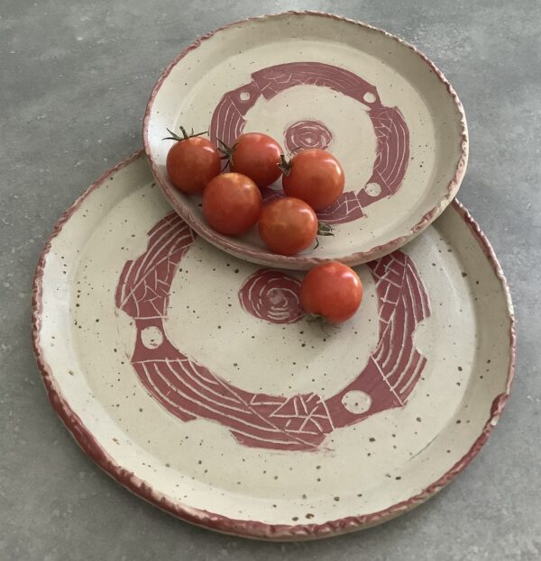 Assiette ethnique artisanale en grès  – décor rouge andin – – Image 4