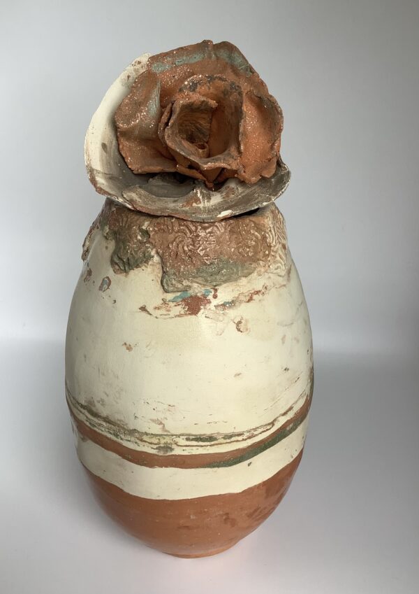 Mixed clay earthenware vase with sculpted flowers - Image 3