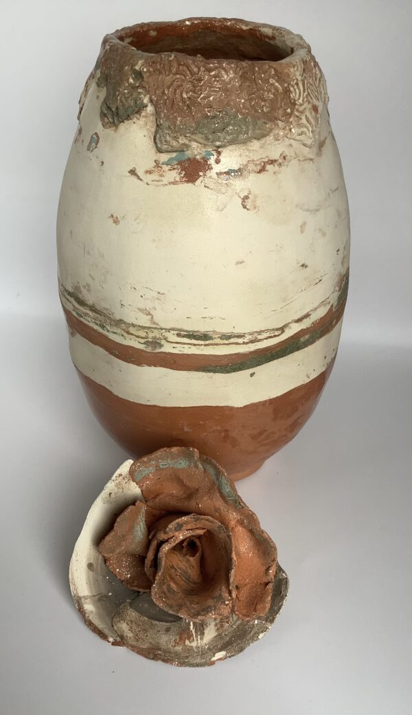 Mixed clay earthenware vase with sculpted flowers - Image 5
